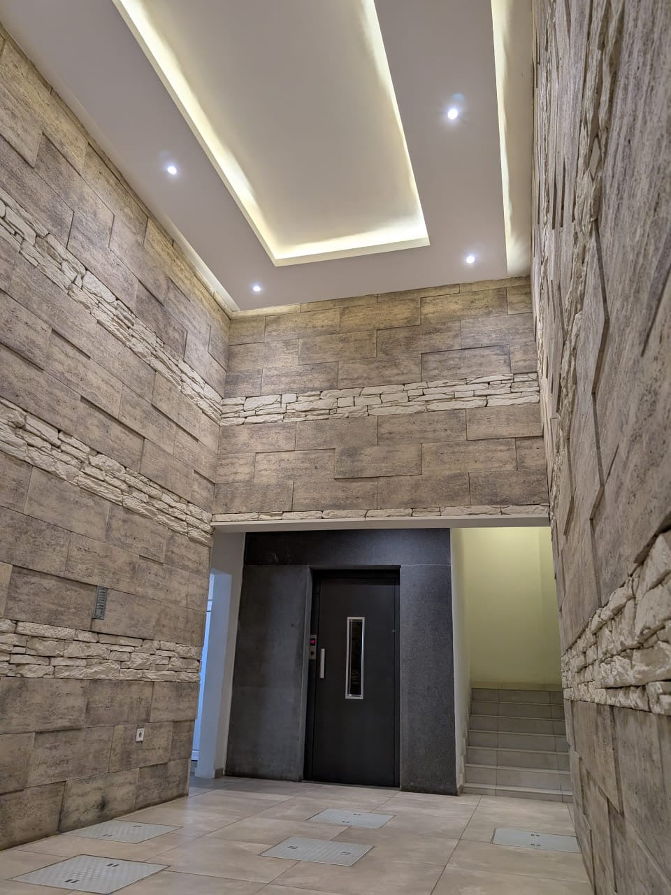 À VENDRE – IMMEUBLE R+2 À LOMÉ - NYÉKONAKPOÈ, À 50 M DU GOUDRON