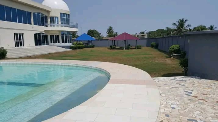 À VENDRE – Villa 13 pièces avec piscine et rooftop à Kpogan Agodéké | 3600 m² (6 lots) | 650 millions FCFA