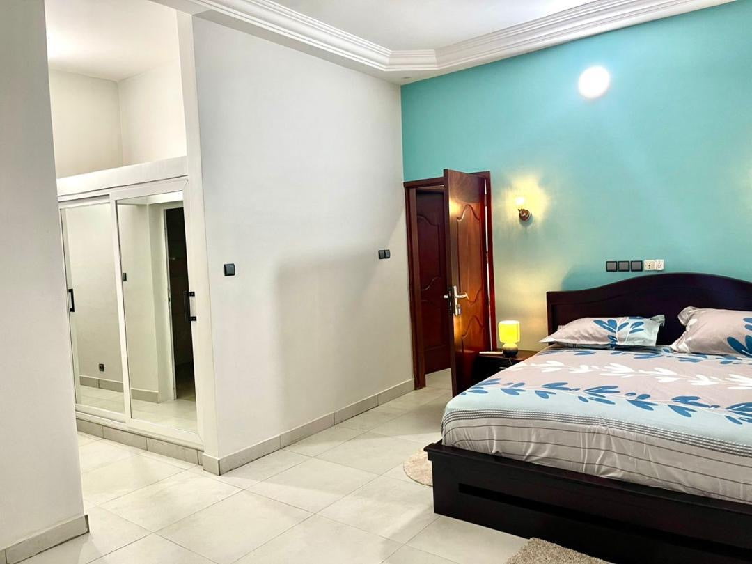 À LOUER – VILLA MEUBLÉE DE 4 PIÈCES À AGOÈ SOGBOSSITO (ANOKUI) – 450.000 FCFA/MOIS