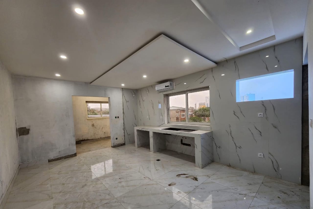 À VENDRE – Villa ou immeuble R+4 de 34 pièces à Kodjoviakopé | 700 m² | Titre foncier | 1,5 milliard FCFA