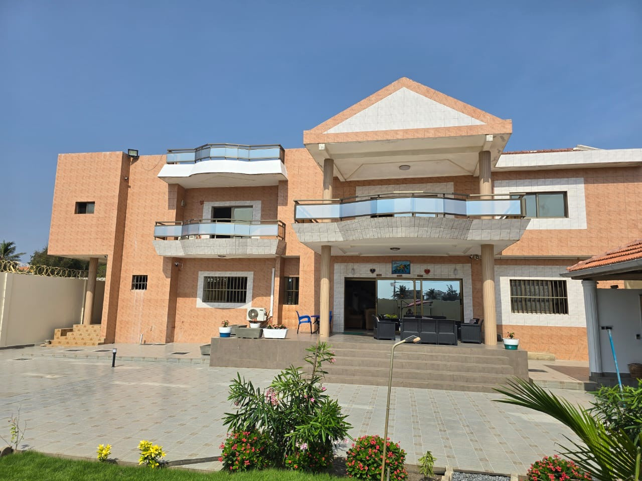 VILLA 10 PIÈCES À VENDRE À BAGUIDA CÔTÉ PLAGE – 1800 m² – TITRE FONCIER