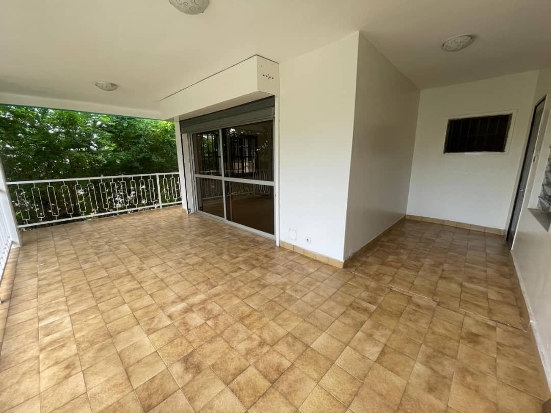 À VENDRE / À LOUER – Villa 10 pièces sur 500 m² à Nukafu Cerfer | 4 chambres, dépendance, jardin | Vente : 120M FCFA | Location : 600.000 FCFA/mois