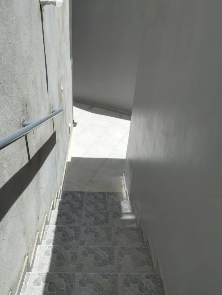 À VENDRE : VILLA DUPLEX DE 5 PIÈCES SUR 300 m² À AGBATA (CÔTÉ NON PLAGE)