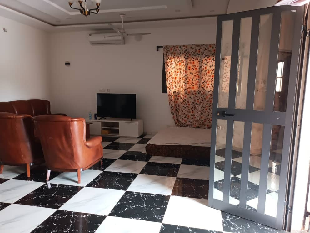 VILLA MEUBLÉE 3 PIÈCES À VENDRE À SÉGBÉ – 500M DU GOUDRON