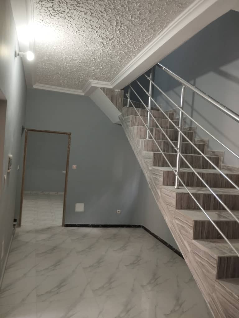 À VENDRE : VILLA DUPLEX DE 5 PIÈCES SUR 300 m² À AGBATA (CÔTÉ NON PLAGE)