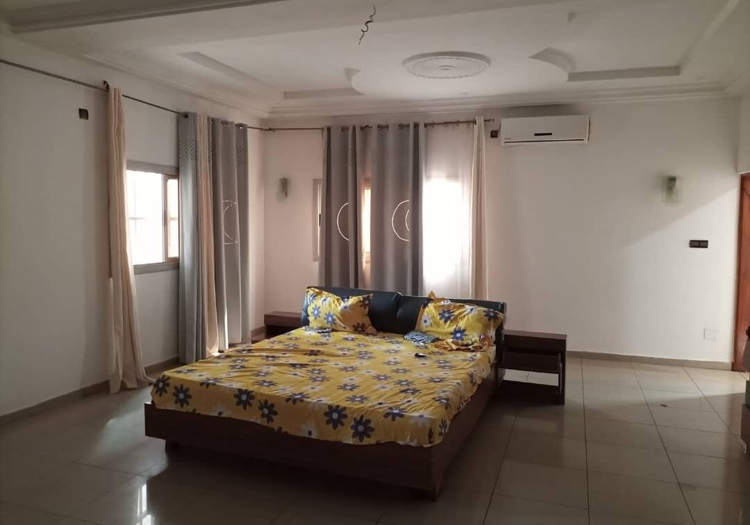 À VENDRE – VILLA DUPLEX DE 10 PIÈCES À AGOE CACAVELI (270 MILLIONS)