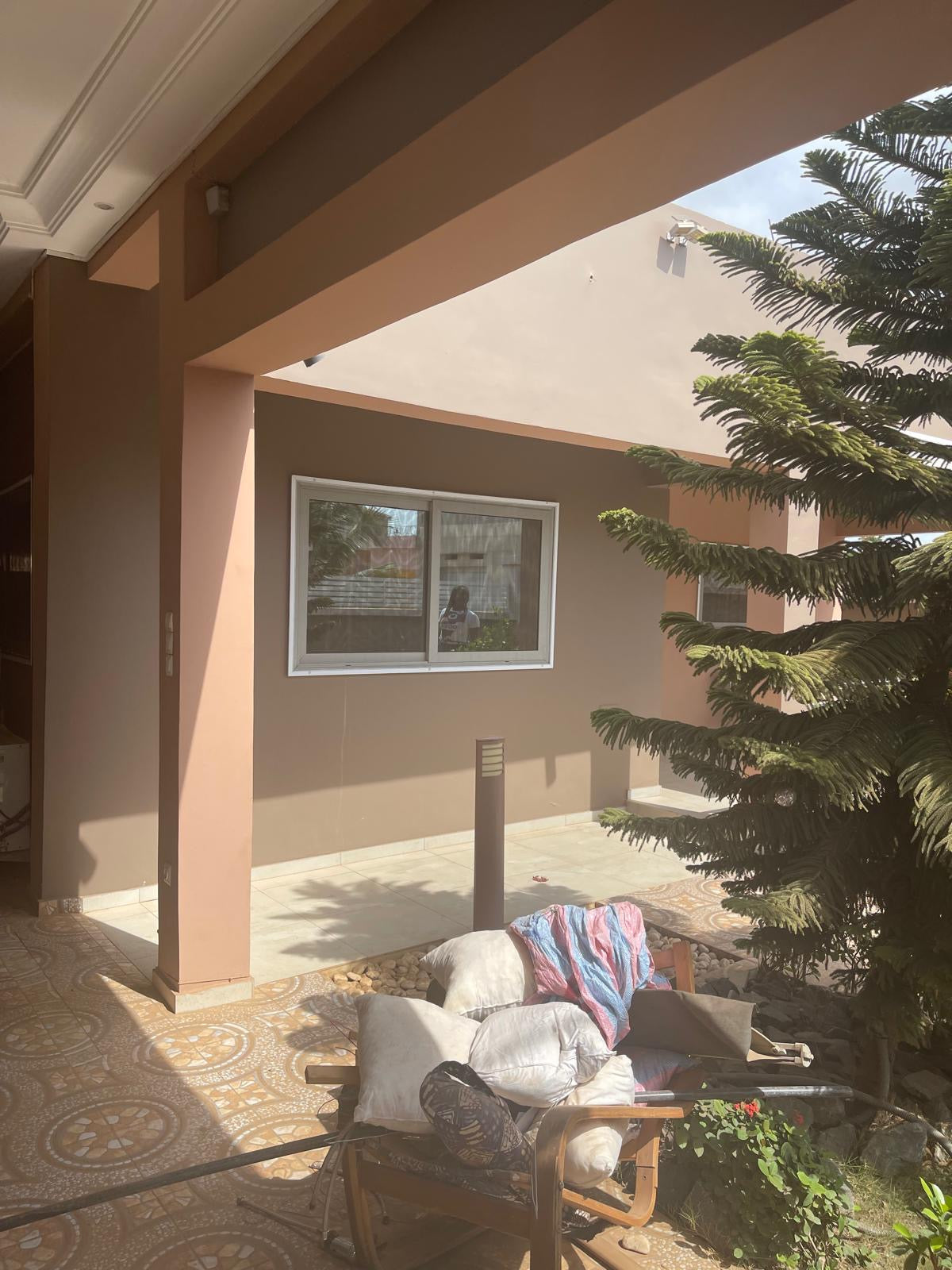 VILLA DE 2 CHAMBRES À VENDRE À LA CITÉ MOKPOKPO, ADIDOGOMÉ – DEMI LOT ANGLE RUE