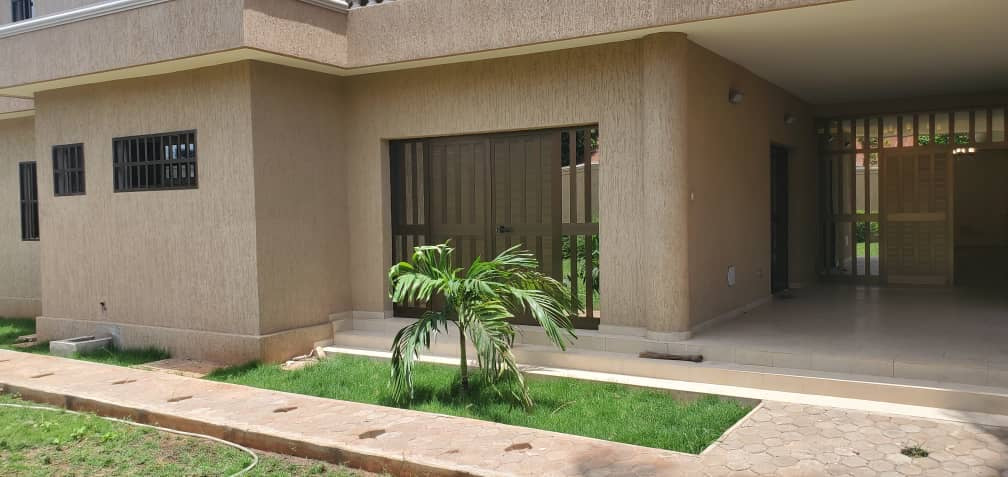 VILLA 9 PIÈCES À VENDRE À NYÉKONAKPOÈ – 900 m² | TITRE FONCIER