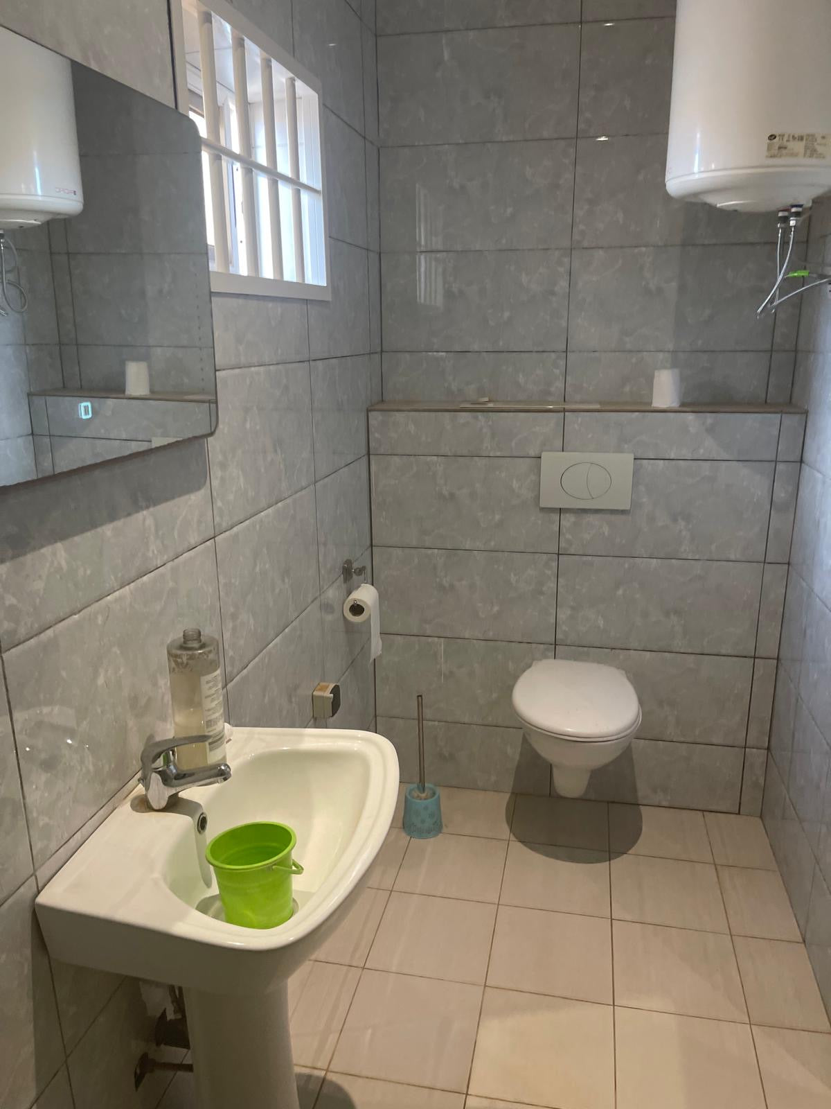 VILLA DE 2 CHAMBRES À VENDRE À LA CITÉ MOKPOKPO, ADIDOGOMÉ – DEMI LOT ANGLE RUE