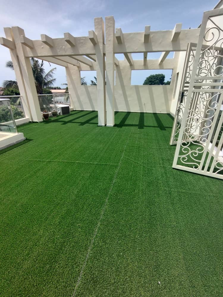VILLA TRIPLEX MEUBLÉE À LOUER À ATTIEGOU (7 CHAMBRES, PISCINE, TERRAIN DE BASKETBALL)