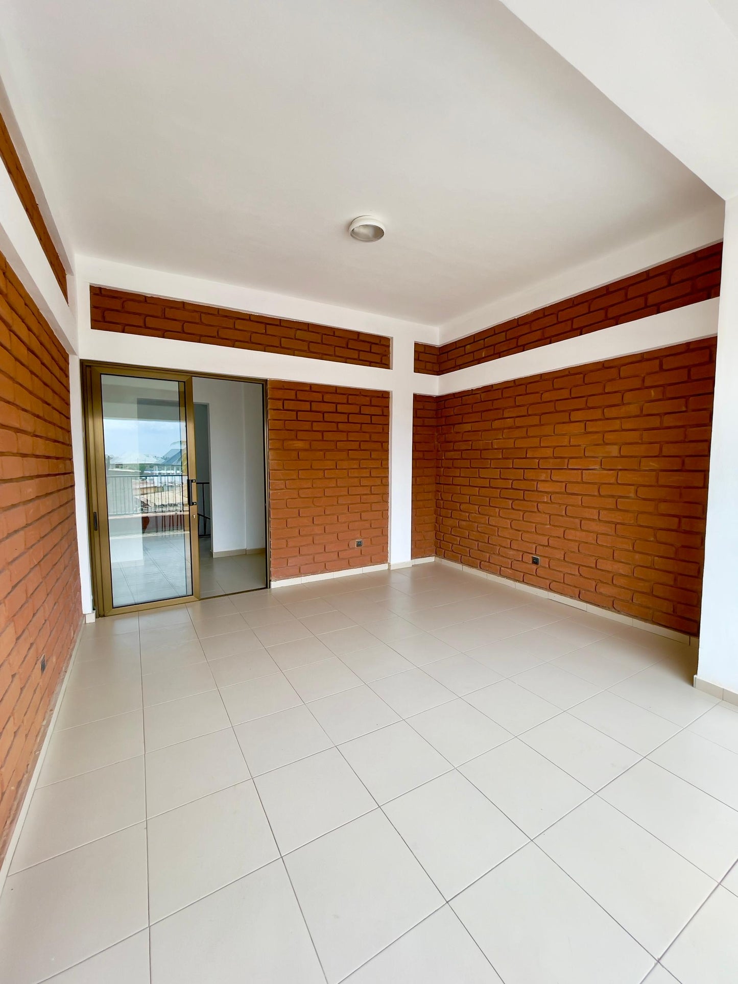 VILLA 4 PIÈCES À LOUER À NYÉKONAKPOÈ – À 40M DU GOUDRON