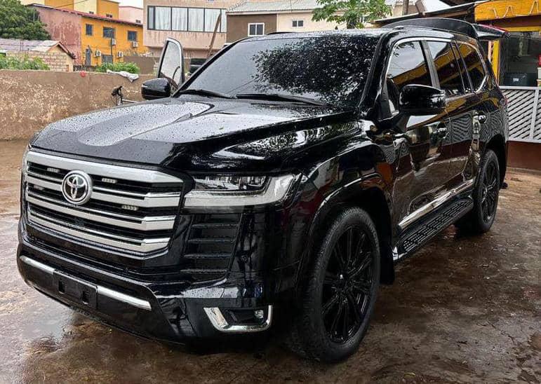 TOYOTA LAND CRUISER V8 – VERSION PRÉSIDENTIELLE