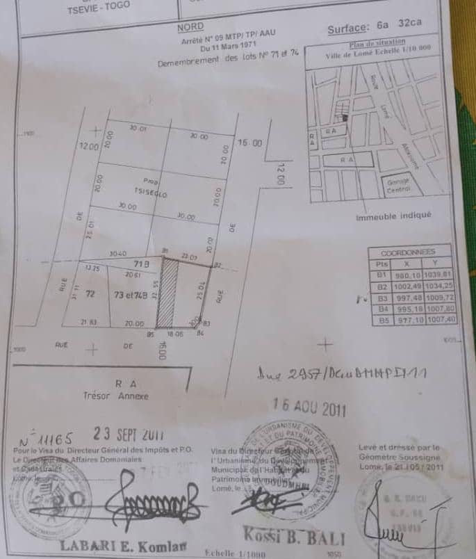 1 LOT EN ANGLE DE RUE À VENDRE À TOKOIN KISITO – À 50M DU GOUDRON – 632M² – 85 MILLIONS – DOCUMENTS DISPONIBLES