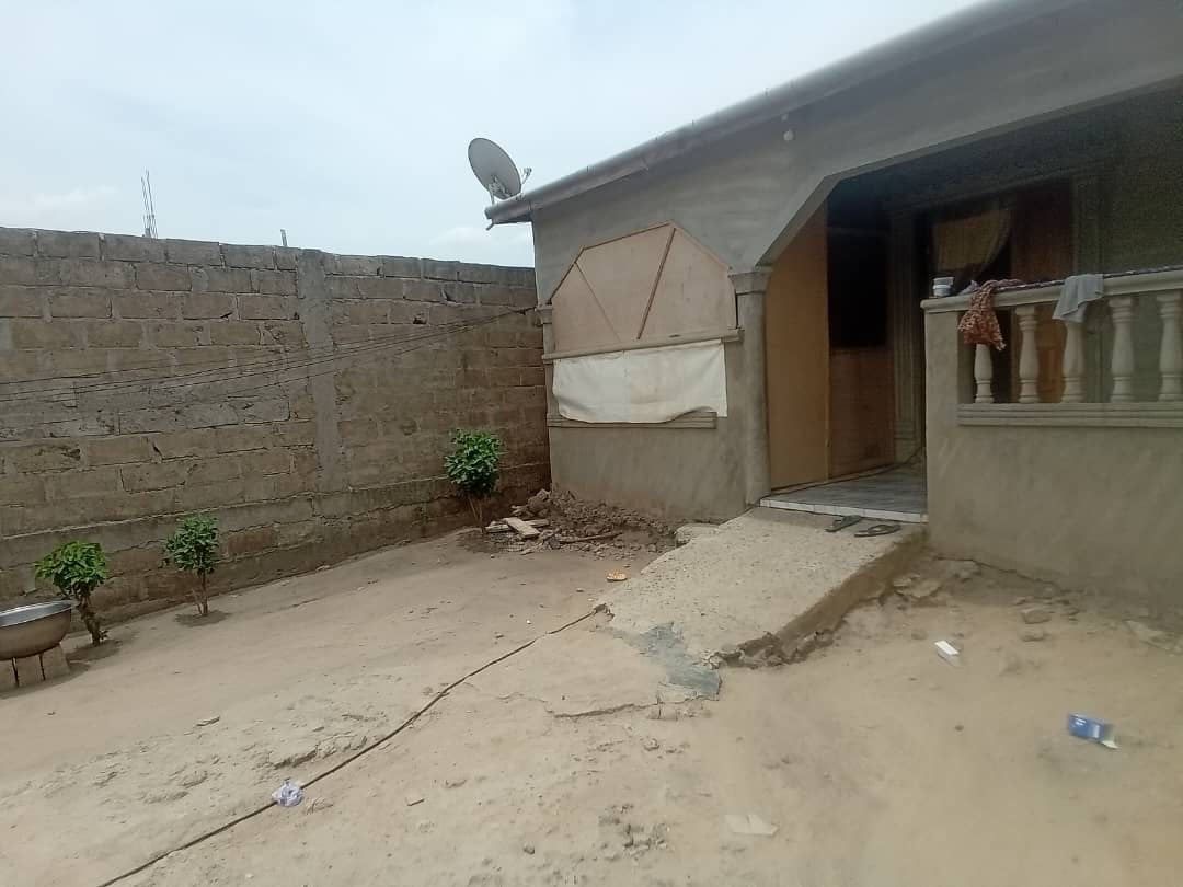 VILLA 2 CHAMBRES SALON À VENDRE À LOMÉ - APESSITO – URGENCE