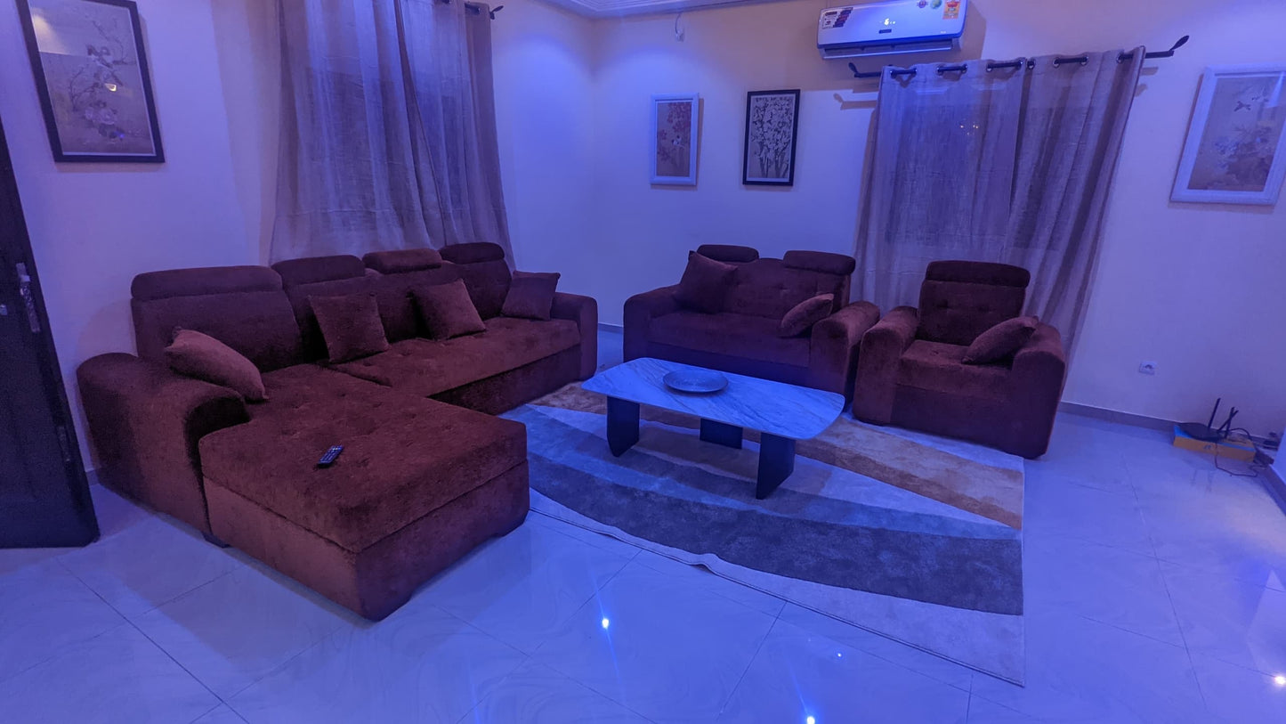 À LOUER – APPARTEMENT MEUBLÉ DE 4 PIÈCES AVEC GARAGE PRIVÉ À ADIDOGOMÉ