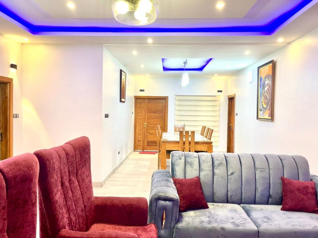 À LOUER – VILLA MEUBLÉE DE 4 PIÈCES À AGOÈ SOGBOSSITO (ANOKUI) – 450.000 FCFA/MOIS