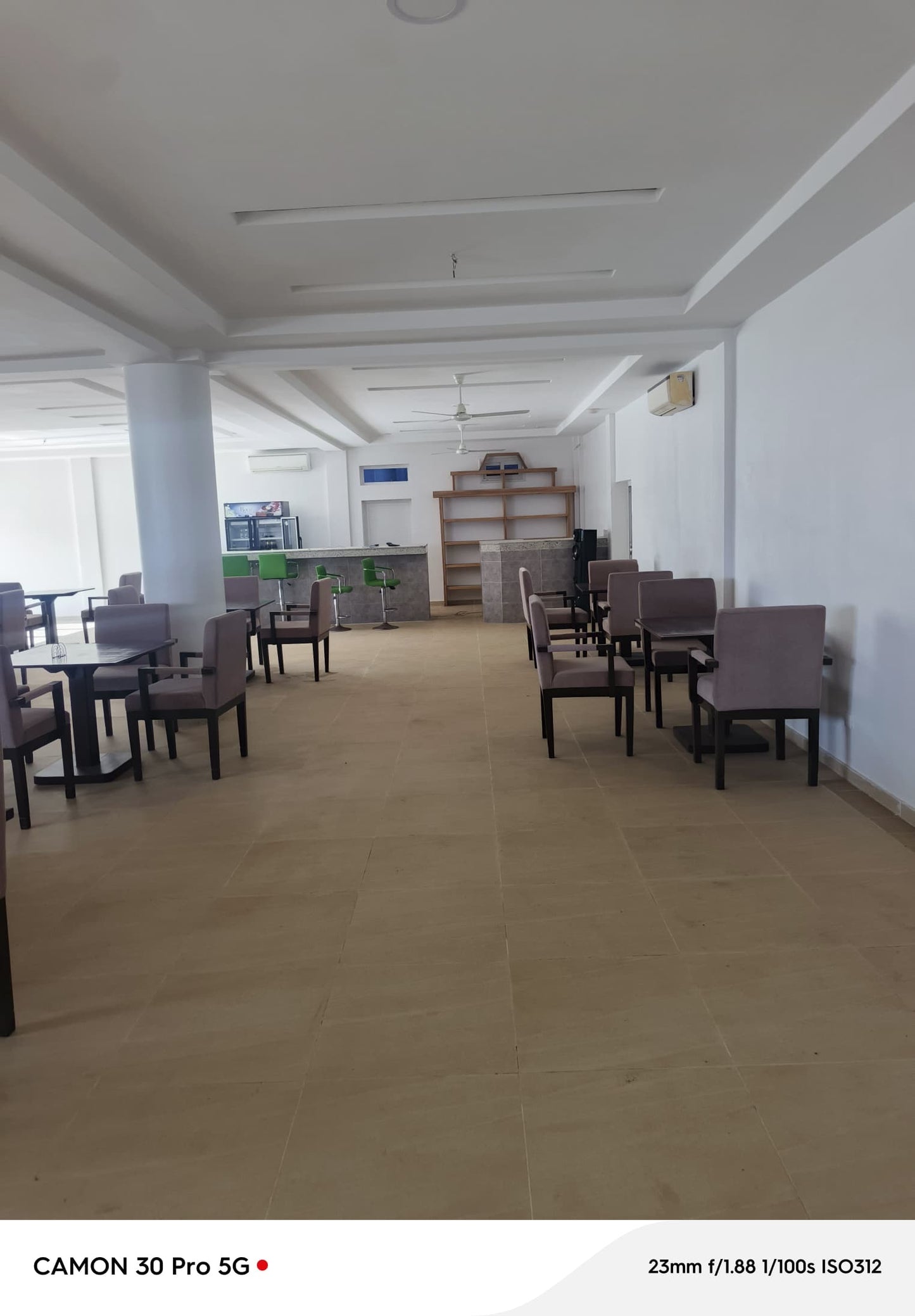À VENDRE UN RESTAURANT TOUT EN BAIES VITRÉES BÂTI SUR UN LOT EN ANGLE DE RUE À 50M DU GOUDRON AVEC VUE SUR LA MER À BAGUIDA - 3 NIVEAUX, 6 TOILETTES, 2 BARS