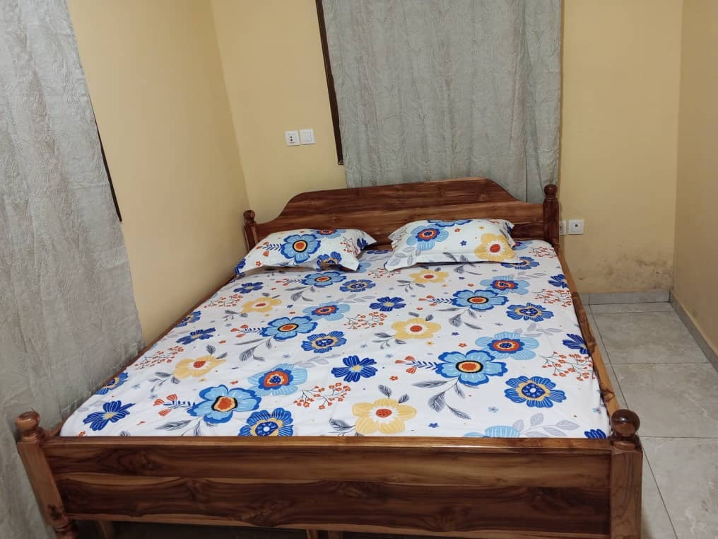 À LOUER – VILLA MEUBLÉE 4 PIÈCES (3 CHAMBRES, 1 SALON) À ADIDOGOMÉ MOKPOKPO