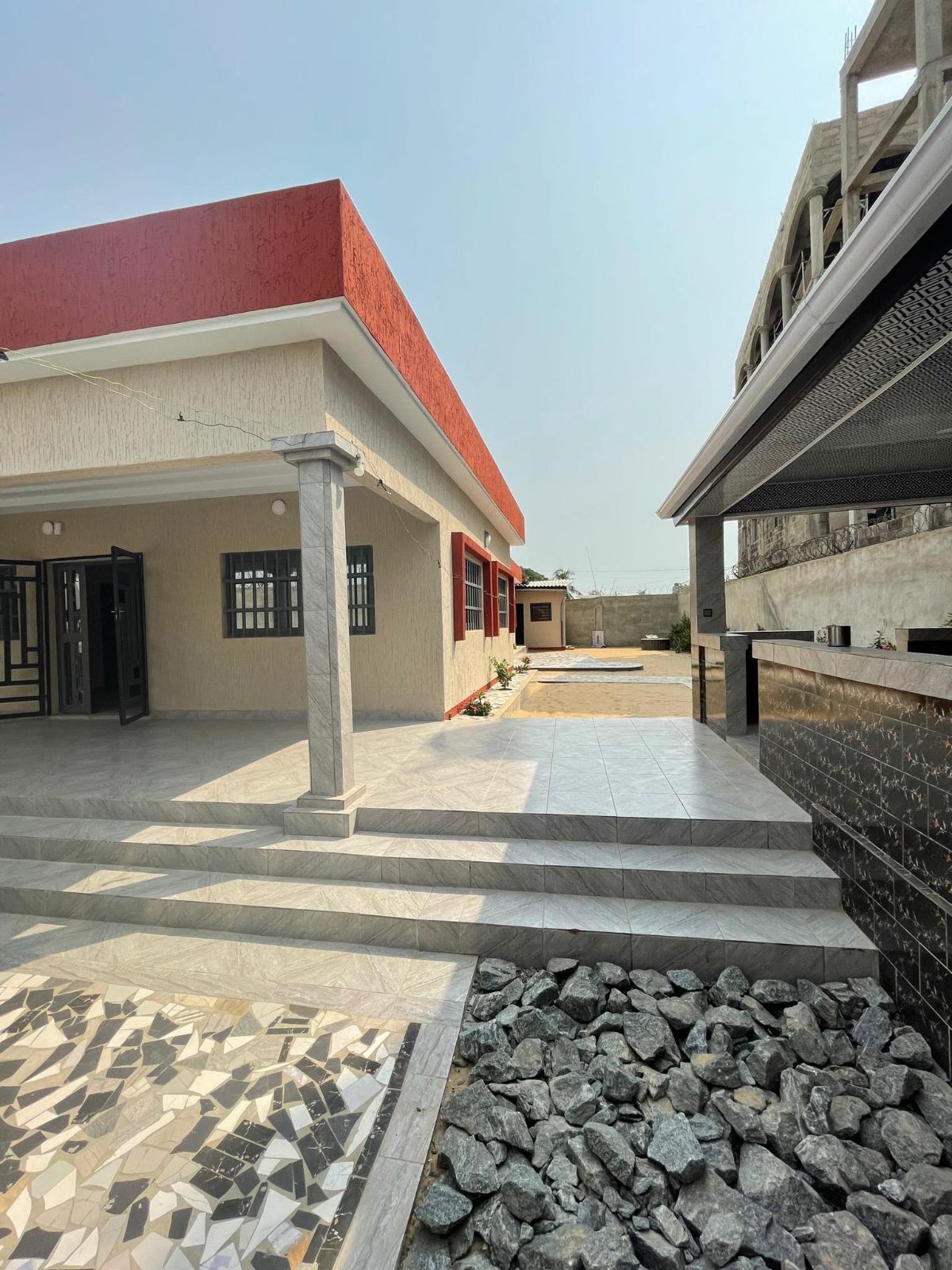 KPOGAN – VILLA 6 CHAMBRES À LOUER À 400 000 FCFA/MOIS