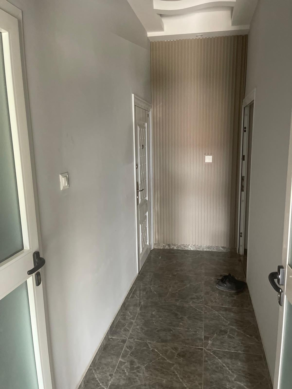 VILLA DE 2 CHAMBRES À VENDRE À LA CITÉ MOKPOKPO, ADIDOGOMÉ – DEMI LOT ANGLE RUE