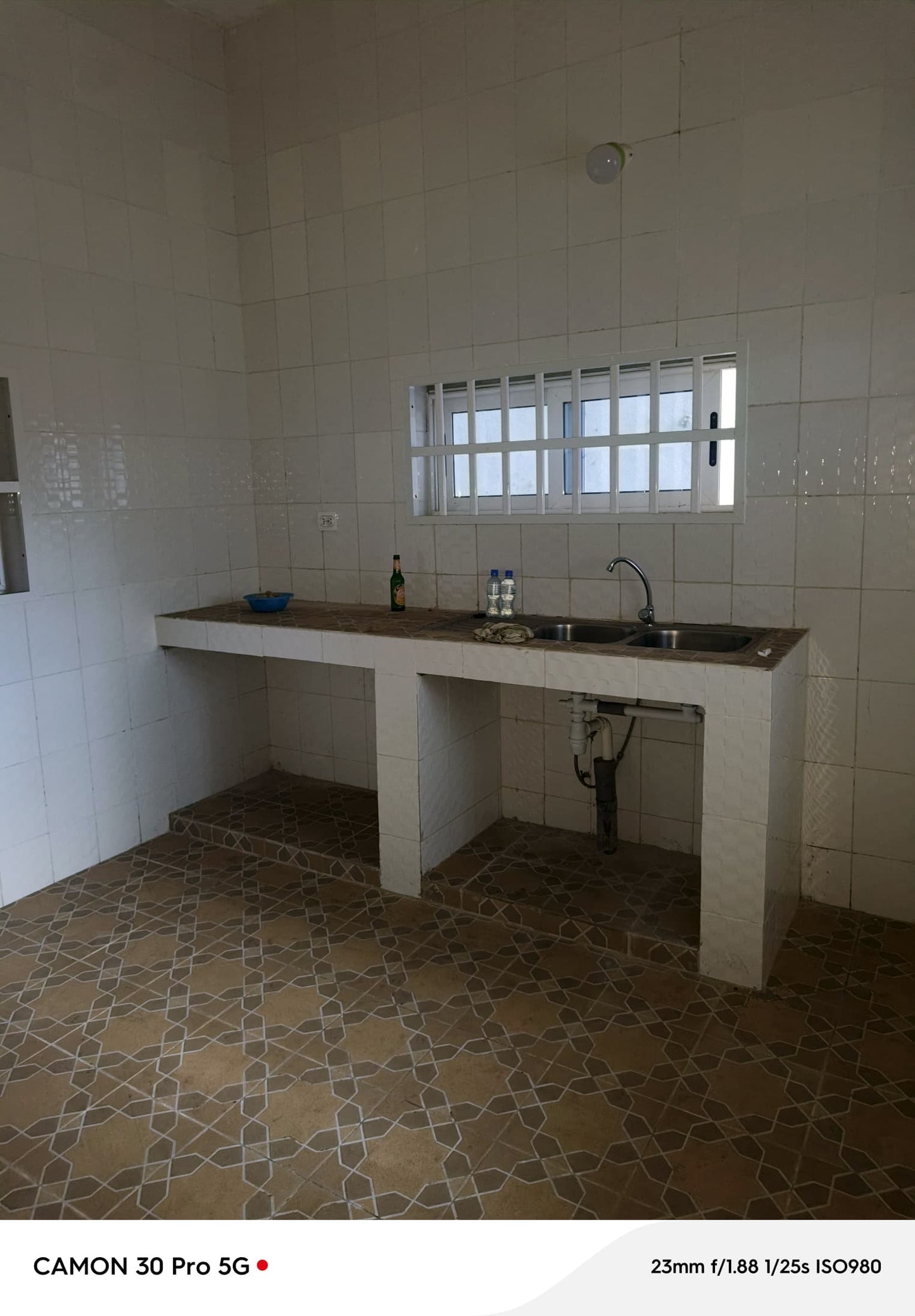 À VENDRE UN RESTAURANT TOUT EN BAIES VITRÉES BÂTI SUR UN LOT EN ANGLE DE RUE À 50M DU GOUDRON AVEC VUE SUR LA MER À BAGUIDA - 3 NIVEAUX, 6 TOILETTES, 2 BARS