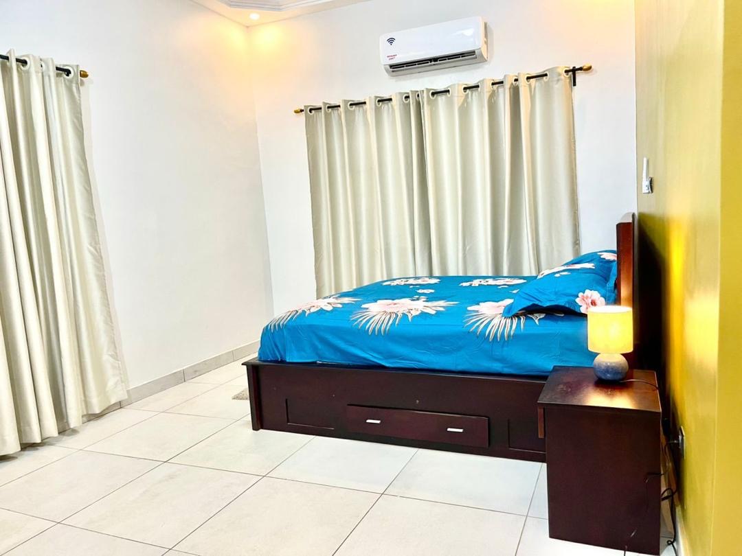 À LOUER – VILLA MEUBLÉE DE 4 PIÈCES À AGOÈ SOGBOSSITO (ANOKUI) – 450.000 FCFA/MOIS