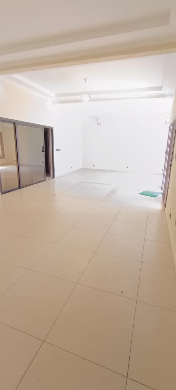 À LOUER – Villa 6 pièces avec piscine à Hedzranawoé Tigamé, à 20 m du goudron | 1,5 million FCFA/mois