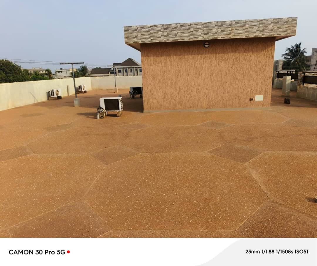 RÉSIDENCE 8 PIÈCES À VENDRE AVEC LES MEUBLES À AGOÈ ASSIYEYÉ – 602 m²