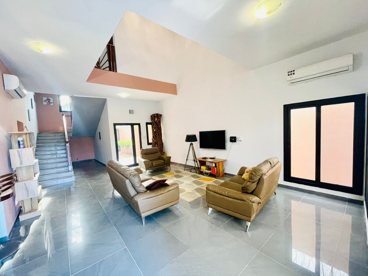VILLA 6 PIÈCES AVEC PISCINE À VENDRE À ZANGUÉRA – 1/2 LOT – NON LOIN DE MACO