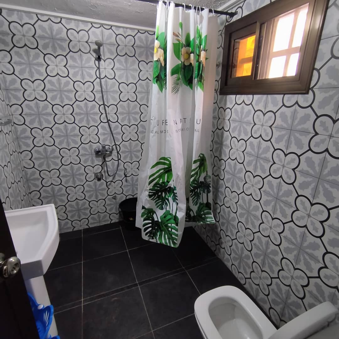 À LOUER – VILLA MEUBLÉE DE 4 PIÈCES AVEC JARDIN À AGOÈ CACAVELI – 500.000F CFA/MOIS