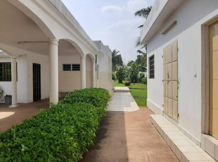 UNE VILLA À VENDRE À LA CAISSE - 10 PIÈCES