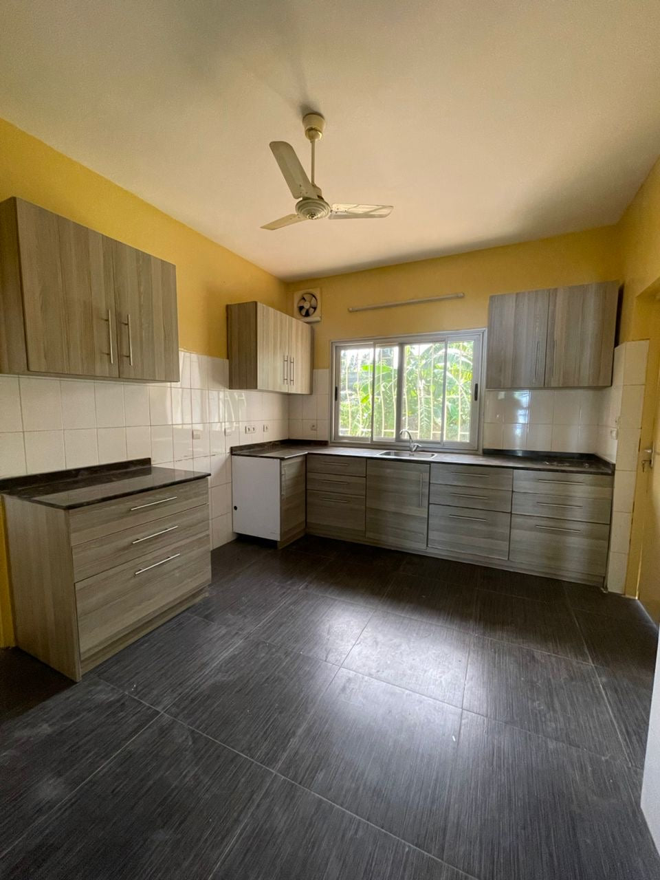 À LOUER – Villa 10 pièces avec piscine sur 900 m² à La Caisse (Résidence du Bénin) | 1.200.000 FCFA/mois