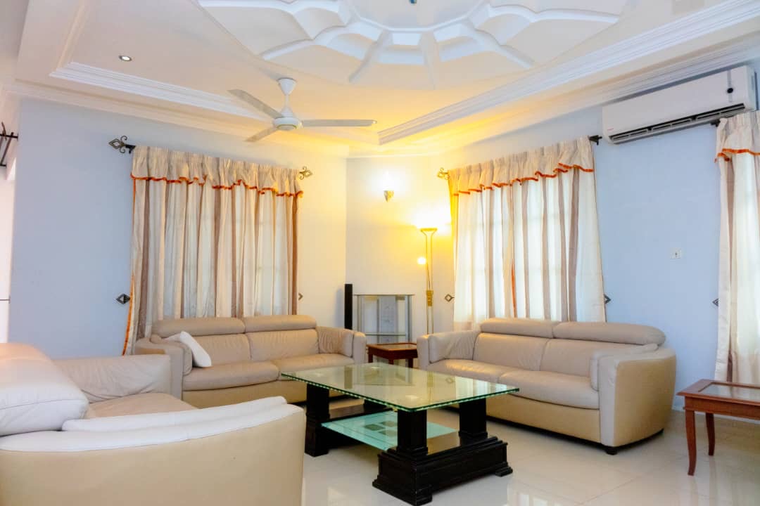 À LOUER – VILLA MEUBLÉE 4 PIÈCES (3 CHAMBRES, 1 SALON) AVEC DÉPENDANCE À HEDZRANAWOÉ