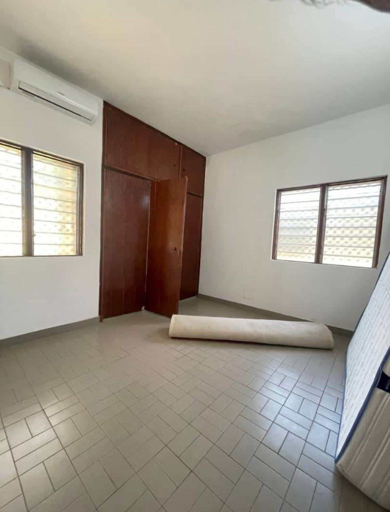 À LOUER – VILLA DE 7 PIÈCES AVEC JARDIN ET GARAGE À DJIDJOLÉ PHARMACIE | 450 000 FCFA/MOIS