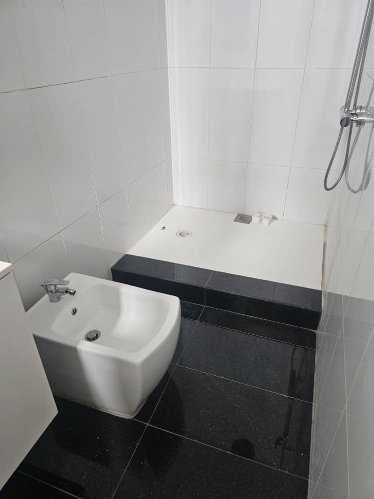 À LOUER – MAISON TRIPLEX DE 10 PIÈCES À NYÉKONAKPOÉ, BORD DU GOUDRON
Prix : 1.000.000 FCFA / mois
