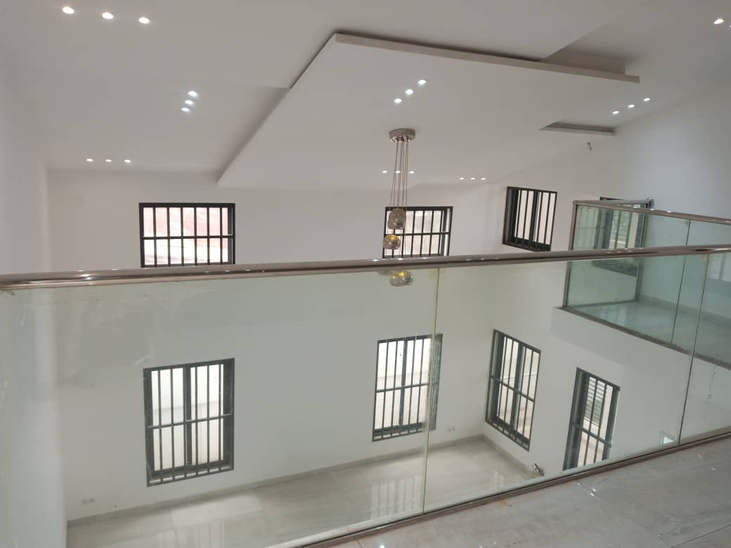 VILLA DE 11 PIÈCES À LOUER À ADIDOGOMÉ – IDÉALE POUR HABITATION OU SIÈGE D’ENTREPRISE