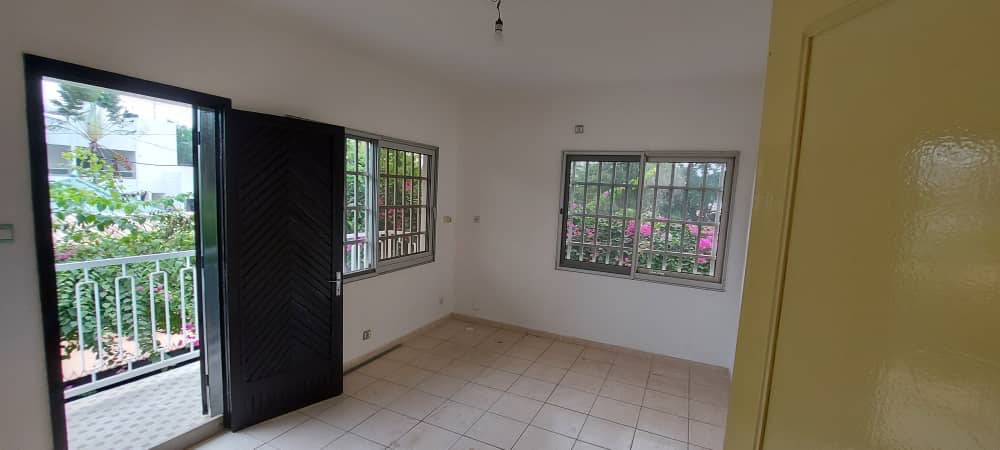 À VENDRE / À LOUER – Villa 10 pièces sur 500 m² à Nukafu Cerfer | 4 chambres, dépendance, jardin | Vente : 120M FCFA | Location : 600.000 FCFA/mois