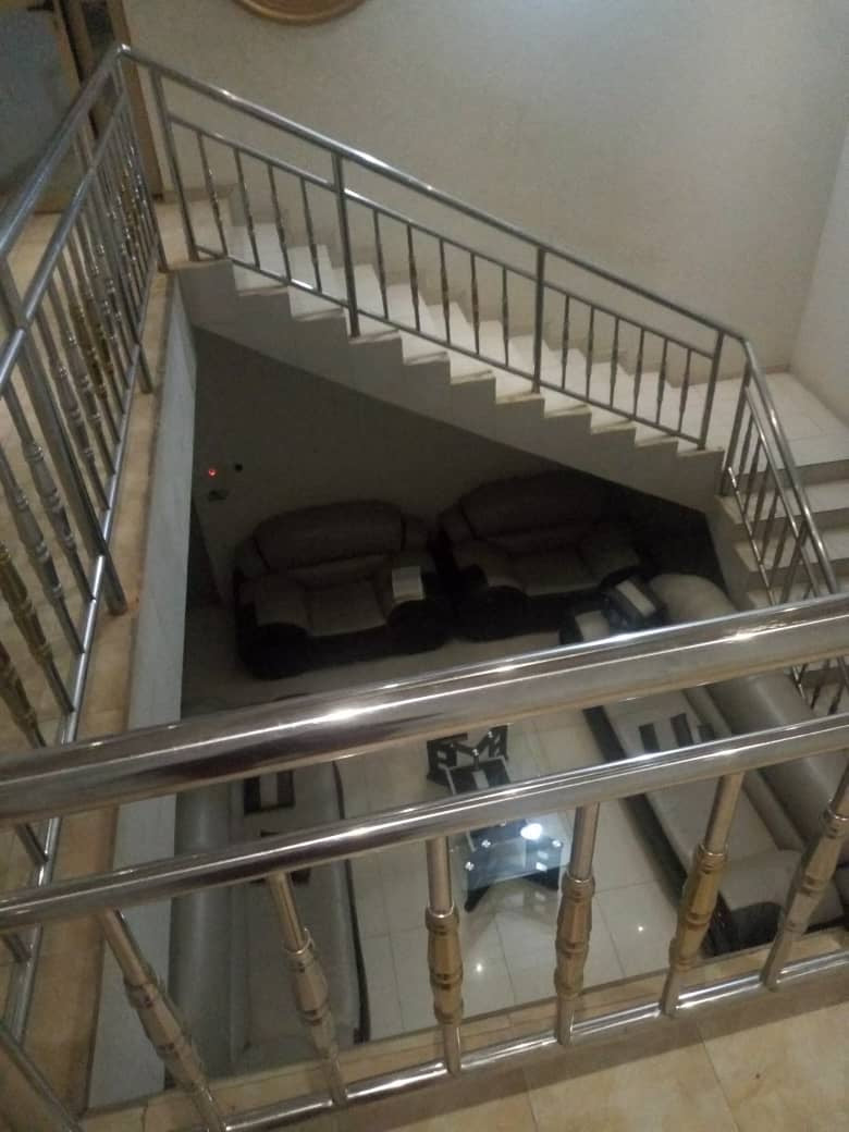 VILLA DUPLEX 15 PIÈCES À VENDRE À ADETIKOPÉ – 1 KM DU GOUDRON | CERTIFICAT ADMINISTRATIFi