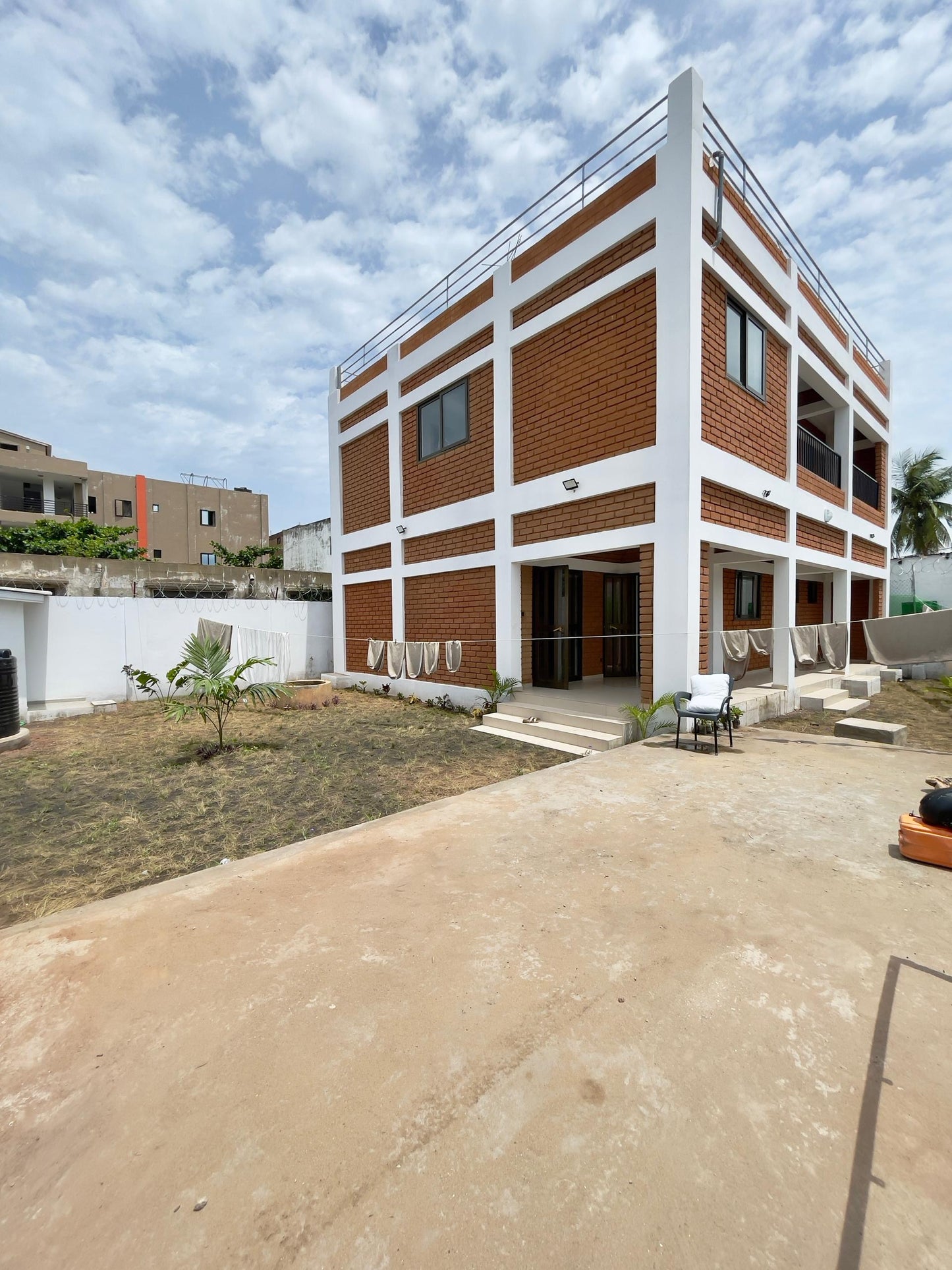 VILLA 4 PIÈCES À LOUER À NYÉKONAKPOÈ – À 40M DU GOUDRON