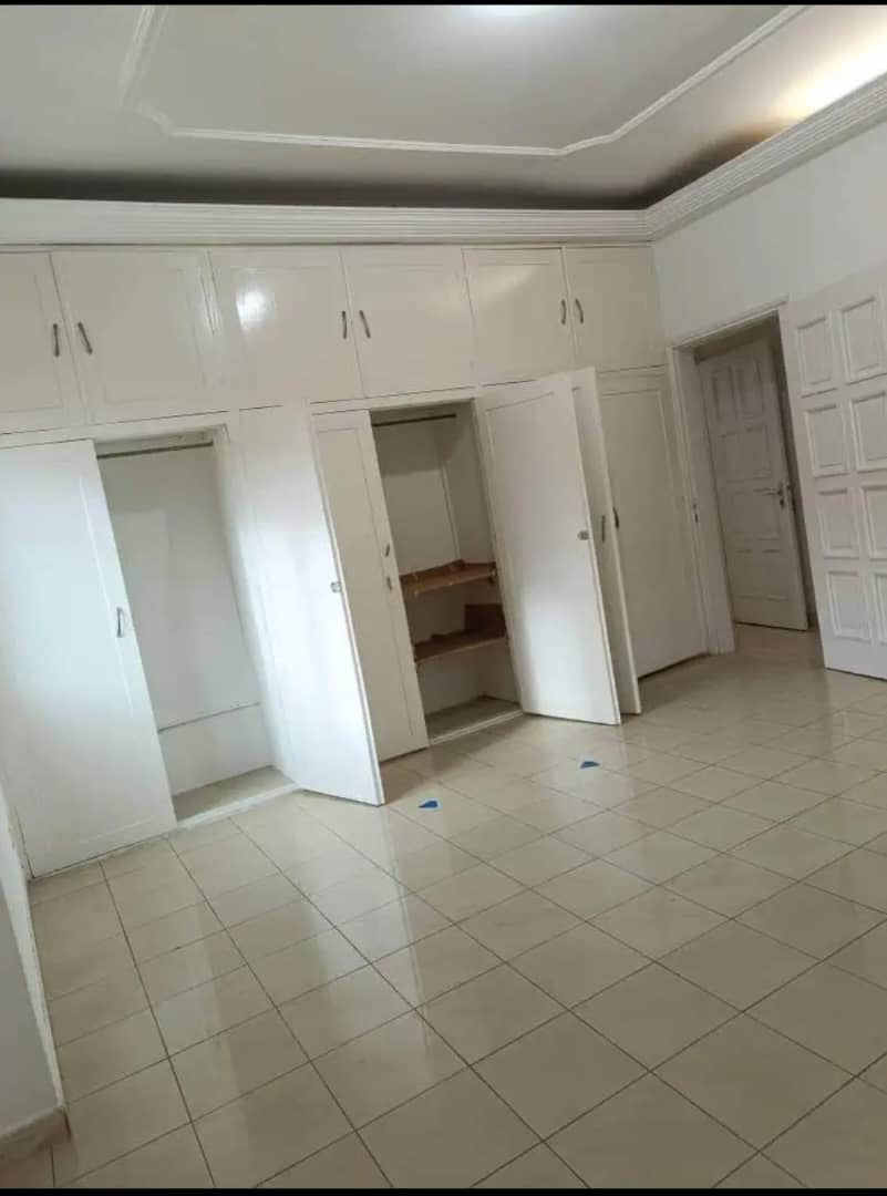 VILLA 9 PIÈCES À VENDRE À HÉDZRANAWOÉ – 1 LOT – PROCHE PHARMACIE RAOUDHA