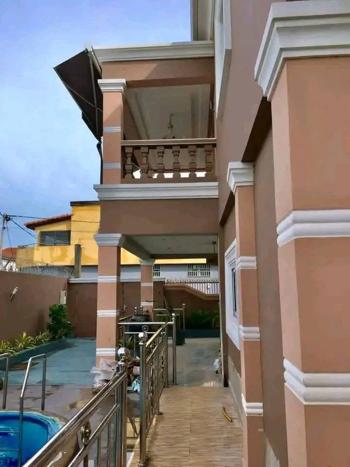 UNE VILLA À VENDRE DANS LA CITÉ MOKPOKPO - 9 PIÈCES