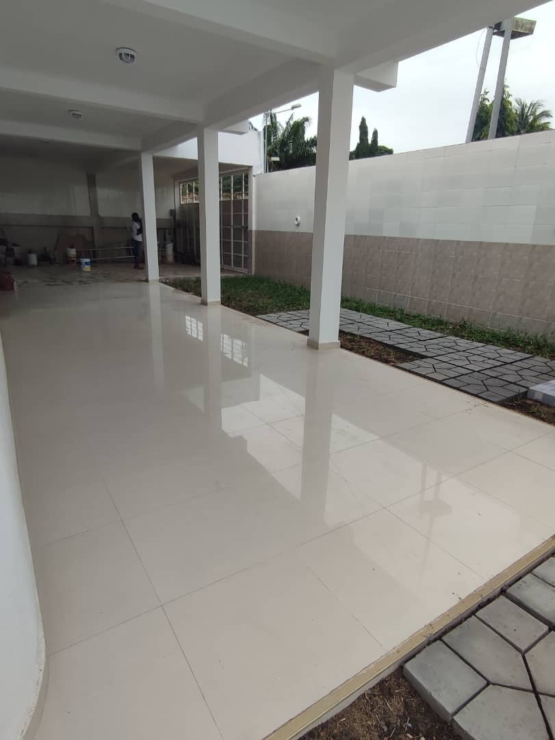 À LOUER – VILLA MEUBLÉE DE 6 PIÈCES AVEC PISCINE À LA RÉSIDENCE DU BÉNIN (CAISSE)