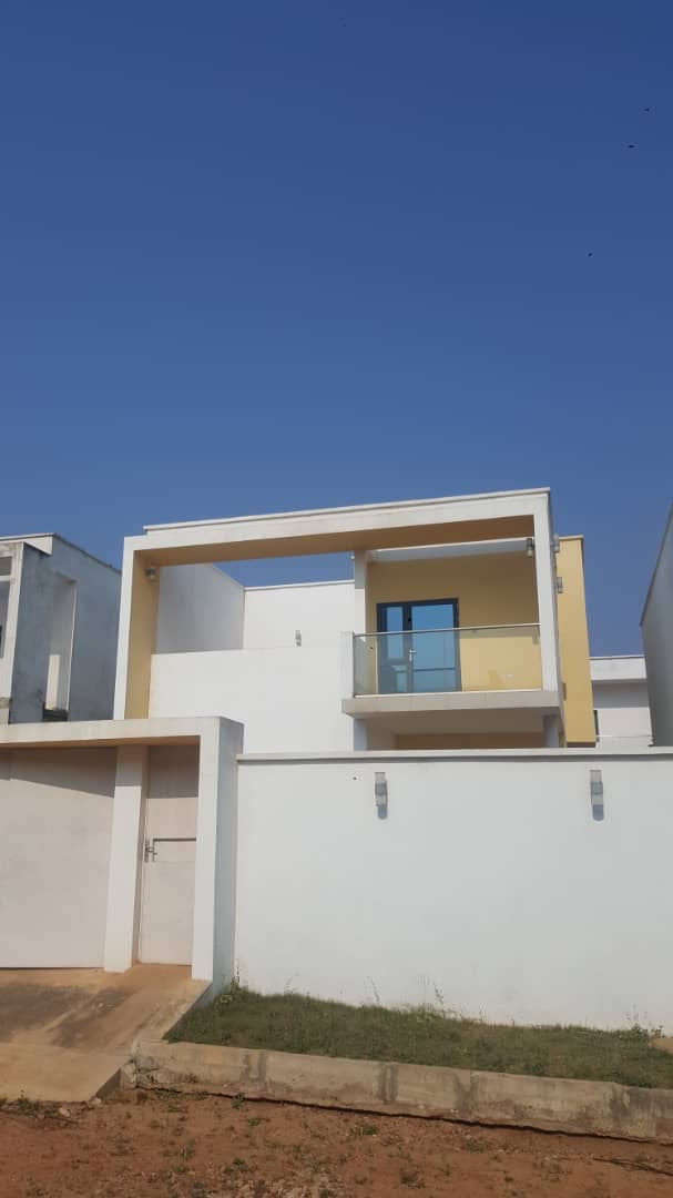 UNE VILLA À VENDRE À ADÉTIKOPÉ WELL CITY