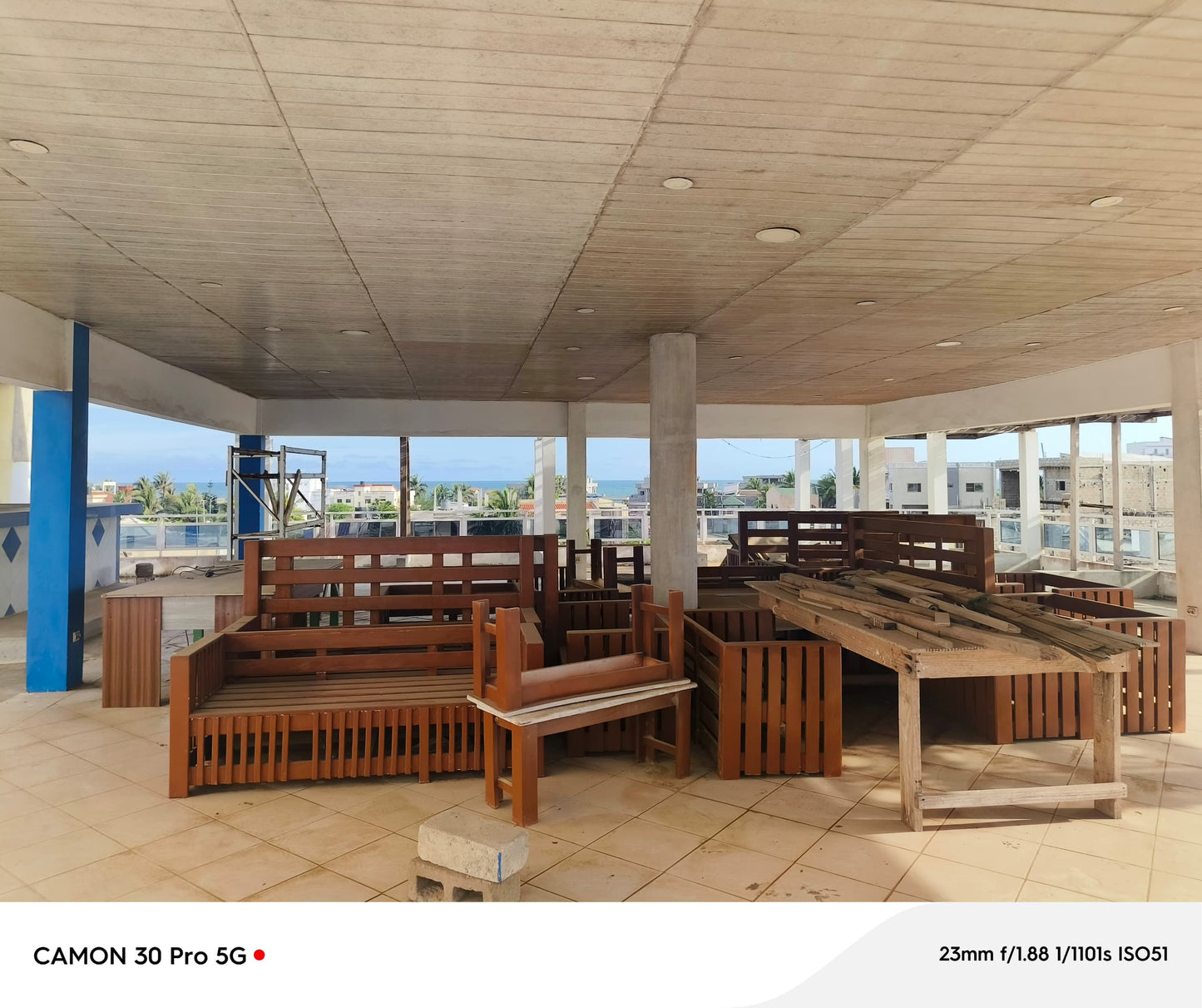 À VENDRE UN RESTAURANT TOUT EN BAIES VITRÉES BÂTI SUR UN LOT EN ANGLE DE RUE À 50M DU GOUDRON AVEC VUE SUR LA MER À BAGUIDA - 3 NIVEAUX, 6 TOILETTES, 2 BARS