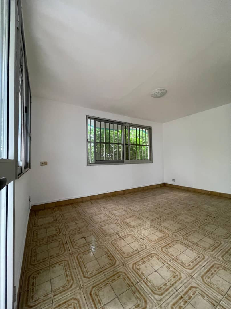 À VENDRE / À LOUER – Villa 10 pièces sur 500 m² à Nukafu Cerfer | 4 chambres, dépendance, jardin | Vente : 120M FCFA | Location : 600.000 FCFA/mois