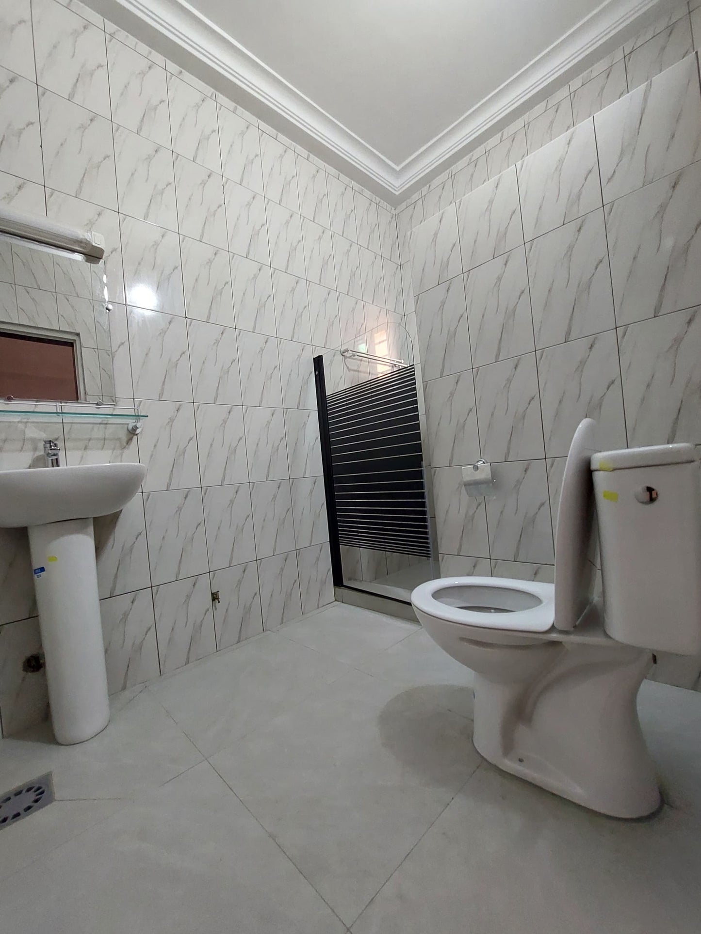 À LOUER – VILLA MEUBLÉE 4 PIÈCES (3 CHAMBRES SALON) AVEC PISCINE ET JARDIN À KPOGAN