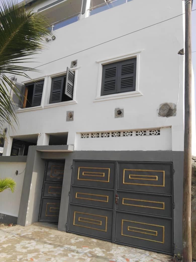 VILLA 18 PIÈCES EN COURS DE FINITION À VENDRE À LOMÉ - AVÉPOZO À 1,5 KM DU GOUDRON