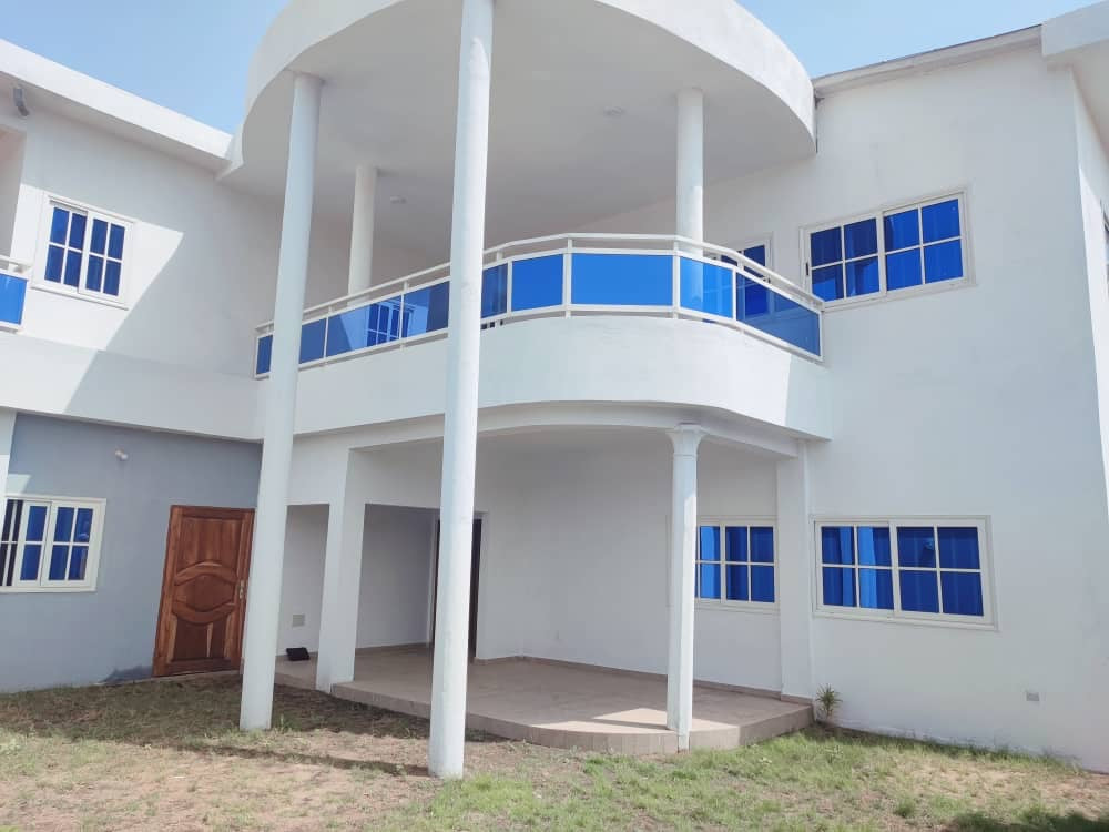 VILLA DE 5 CHAMBRES À VENDRE À BAGUIDA À 400M DU GOUDRON, SUR 1 LOT AVEC JARDIN ET MEZZANINE