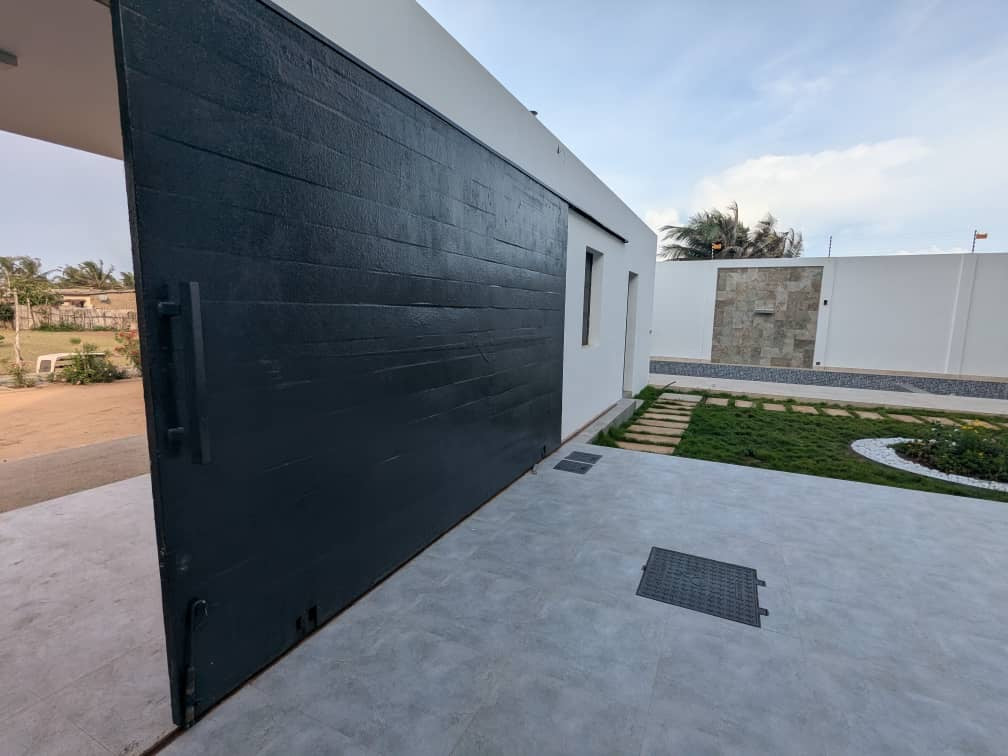 À LOUER – VILLA 4 CHAMBRES AU BORD DE LA MER – BAGUIDA | 3.200.000 FCFA