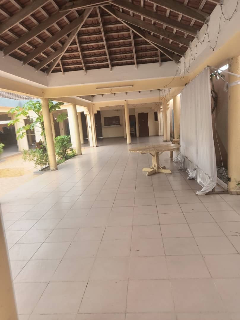 IMMEUBLE HÔTEL +30 CHAMBRES À VENDRE À TOKOIN NOVISSI – 5 LOTS – TITRE FONCIER